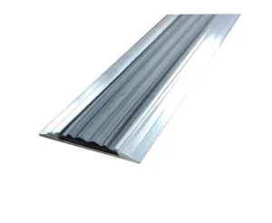 Полоса противоскользящая алюминиевая 46 мм, с ЧЕРНОЙ резиновой вставкой, длина 2 м.