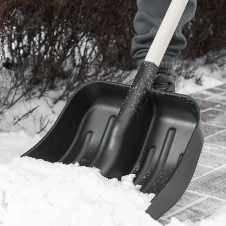 Лопата снегоуборочная пластиковая 360х405х1550мм дерев. черенок Сибртех 61566