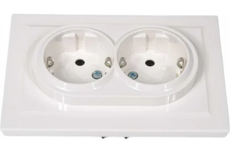 Розетка 2-м СП "Brite" РС12-3-БрБ 16А в сборе с заземл. без защ. шторок белый IEK BR-R21-16-K01-F