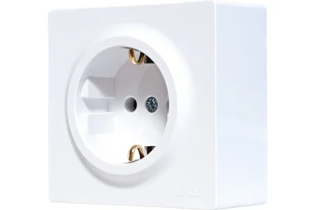 Розетка 1-м LETO с заземл. ПБТ белый Lezard 752-0200-122B