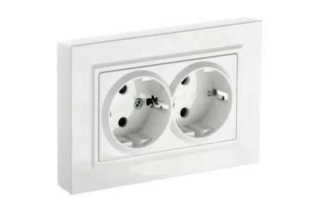 Розетка 2-м СП "Brite" РСш12-3-БрБ 16А в сборе с заземл. защ. шторки белый IEK BR-R24-16-K01-F