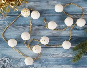 Бусы на ёлку 1,2 м "Белые шарики с блёстками" 1116464