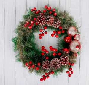 Венок новогодний d- 30 см "Ягодки красные и шишки" 4322937