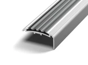 Порожек угол противоскользящий ПУ 71.900.001 алюминиевый 40х20мм с ЧЕРНОЙ резиновой вставкой длина 0,9м