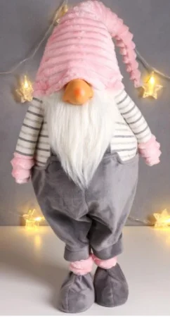 Кукла интерьерная "Дед Мороз в сером комбинезоне и розовом меховом колпаке" 88х18х28   6260128