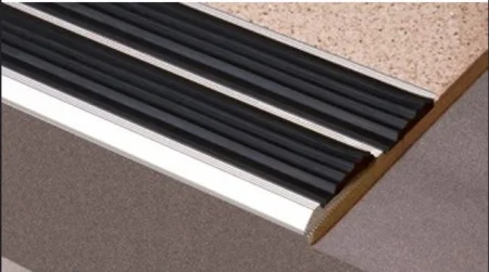 Двойная полоса противоскользящая алюминиевая 79,4х4,8 мм, с ЧЕРНОЙ резиновой вставкой (2 резинки), д